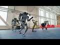 FELIZ AÑO con los robots bailando Exta si Exta no de Chimo Bayo