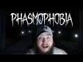 FIRST TIME PLAYING PHASMOPOHOBIA ALONE IN THE DARK SCARES ME SO BAD!