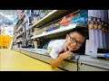 Cache-Cache dans un Magasin de Fournitures Scolaires !
