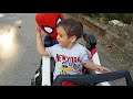 Spiderman Ve Berat Akülü Araba İle Parka Gidiyor