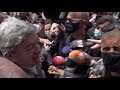 Marche des libertés : Mélenchon reçoit un jet de farine peu avant le départ