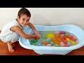 Bebek Küvetini Renkli Su Balonları ile Dondurduk Berat Su Balonlarını Patlattı