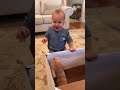 La reacción de un bebé al abrir una caja y ver a un cachorro