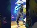 oufits insano que utiliza el rey Dominios