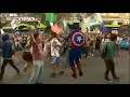 Capitán América bailando con protestas de fondo