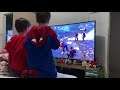 MeninosAranha jogando SpiderMan no Playstation 4